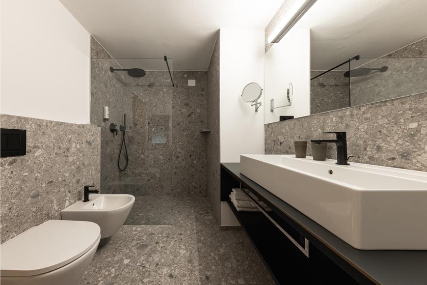 Badezimmer mit Dusche, Waschbecken, WC und Bidet - Juniorsuite Süd Zirm