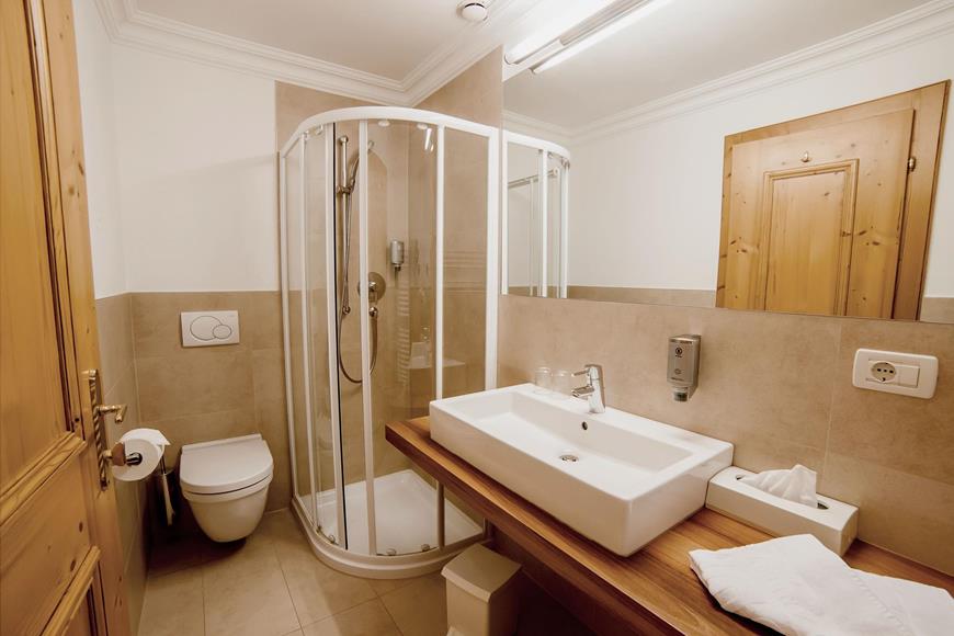 Badezimmer mit Dusche - Doppelzimmer Nord Tradition