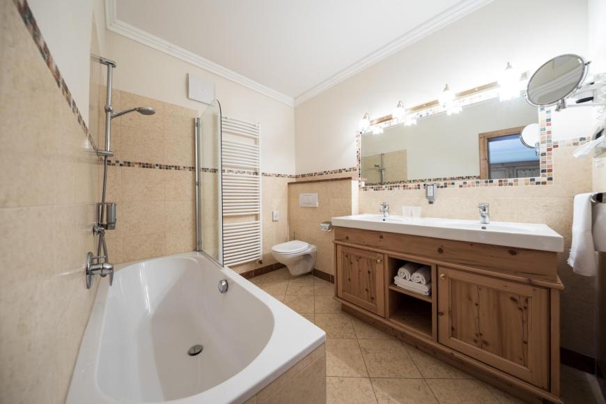 Badezimmer mit Badewanne und Doppelwaschbecken - Doppelzimmer SÜD PLUS Tradition