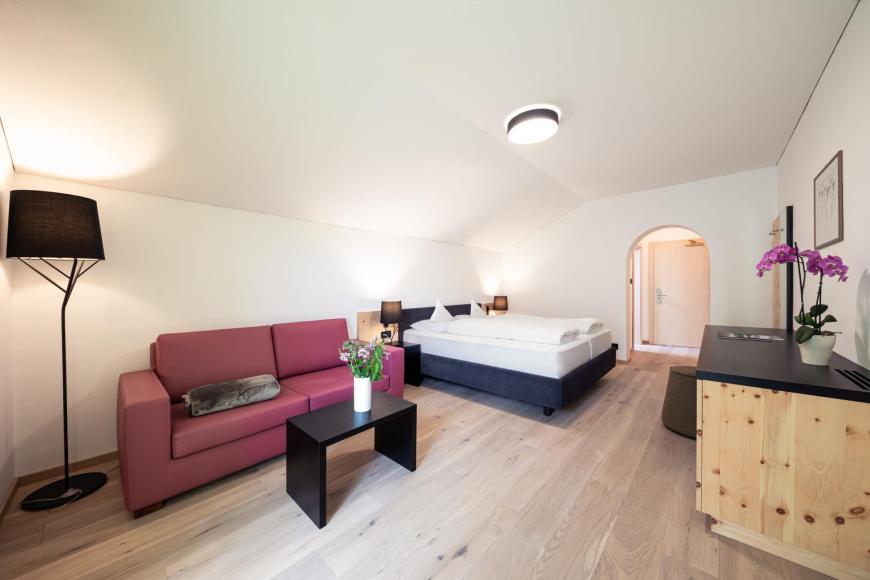 Doppelzimmer SÜD Zirm mit Doppelbett und Couch