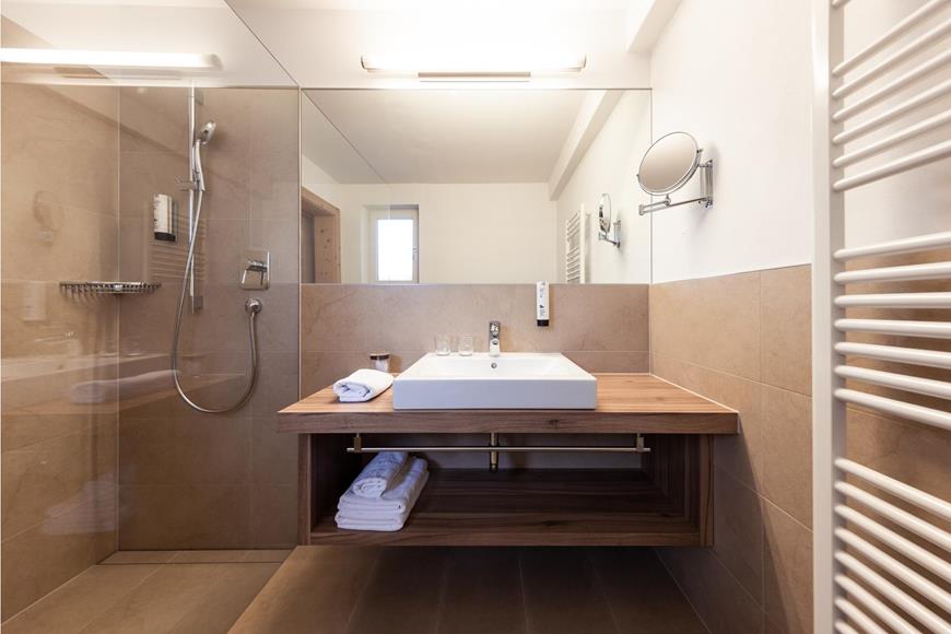 Badezimmer mit Dusche - Suite Süd Zirm