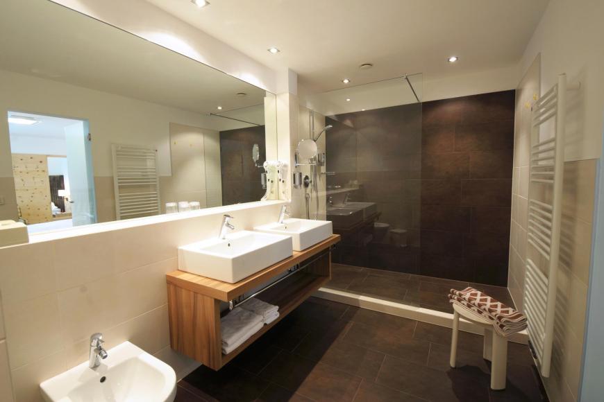 Badezimmer mit Dusche, Doppelwaschbecken und Bidet - Doppelzimmer SÜD PLUS Zirm