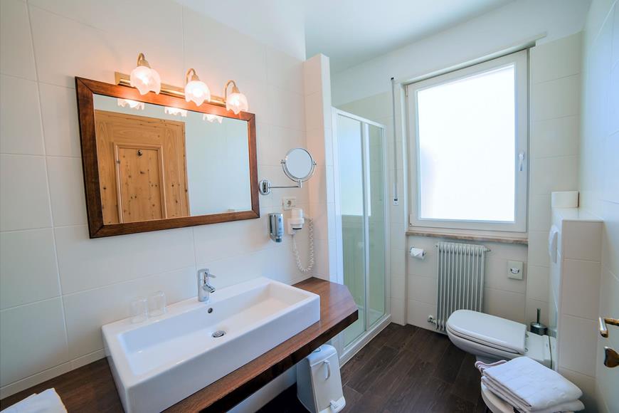 Badezimmer mit Dusche - Doppelzimmer SÜD Tradition