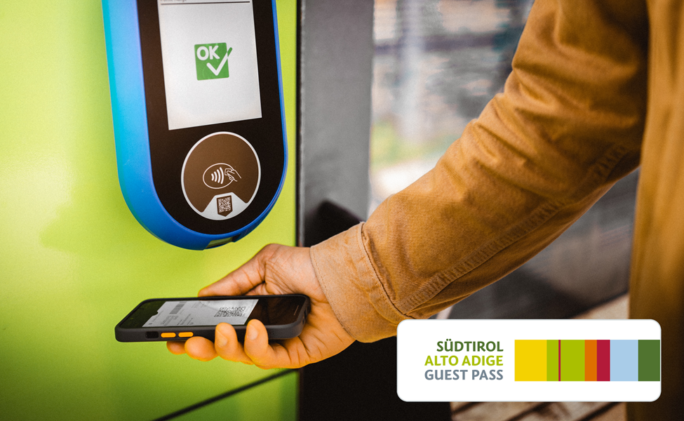 Un uomo utilizza il Guest Pass con lo smartphone