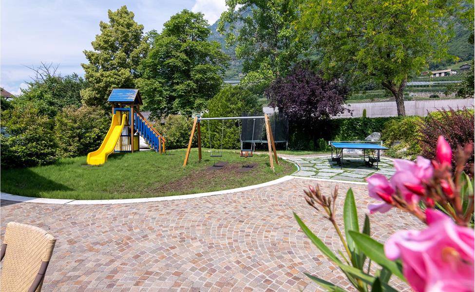 Spielplatz mit Rutsche, Trampolin, Tischtennis und Schaukeln