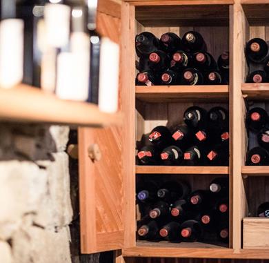 Un scaffale con bottiglie di vino