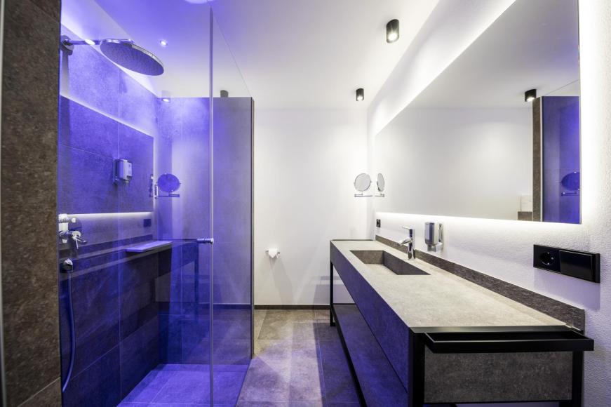 Bagno con doccia e lavabo