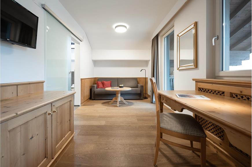 Living room with balcony - Suite south