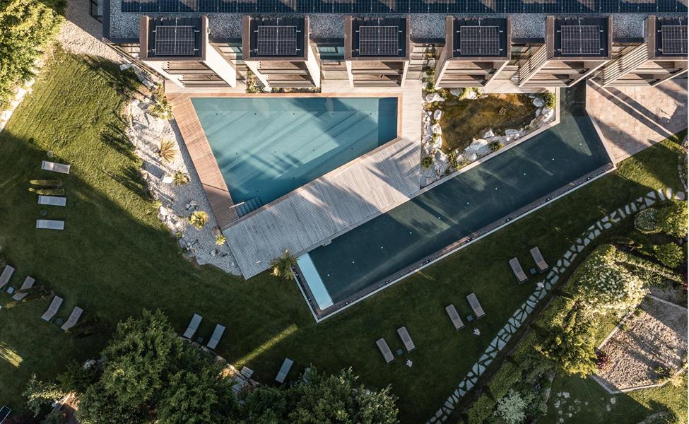 La piscina e l'albergo visti dall'alto