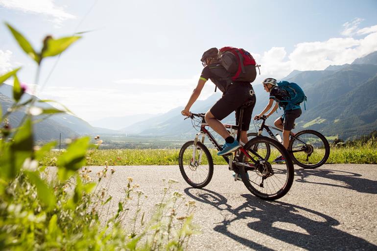 Due persone che fanno un giro in bici