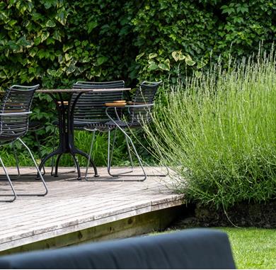 Die Stühle auf der Gartenterrasse