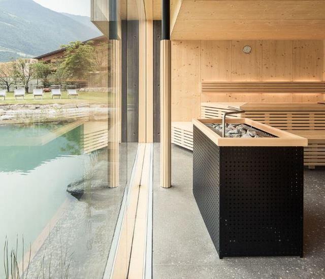 Sauna con vista sulla piscina esterna