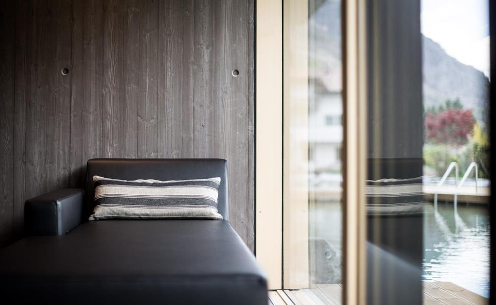 Relaxation room with a view on the outdoor pool