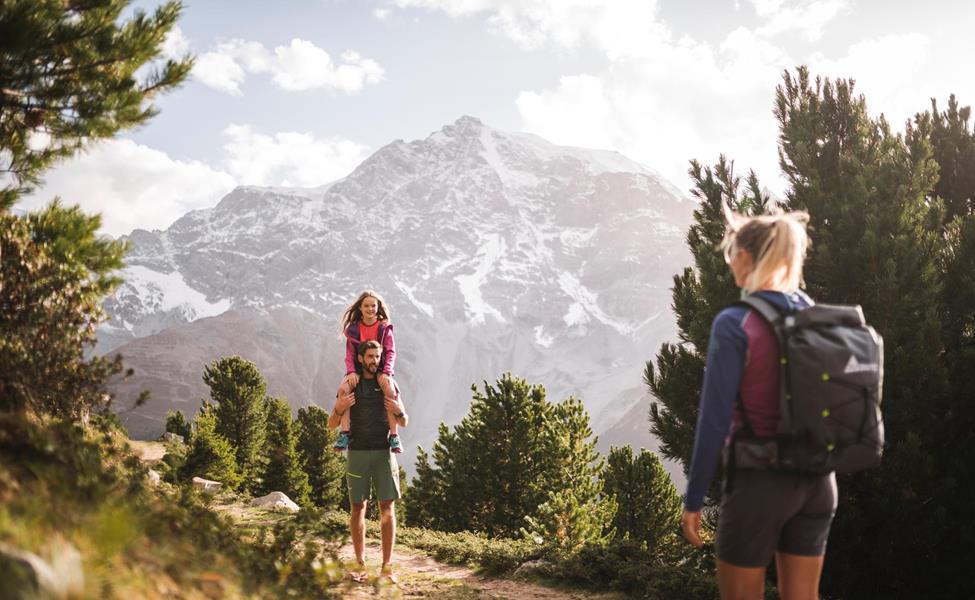 Eine Familie beim Wandern