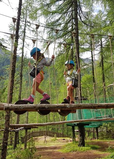 Kinder in einem Klettergarten