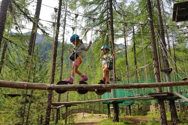 Kinder in einem Klettergarten