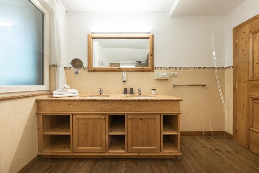 Bathroom with double washbasin and shower - Suite South+