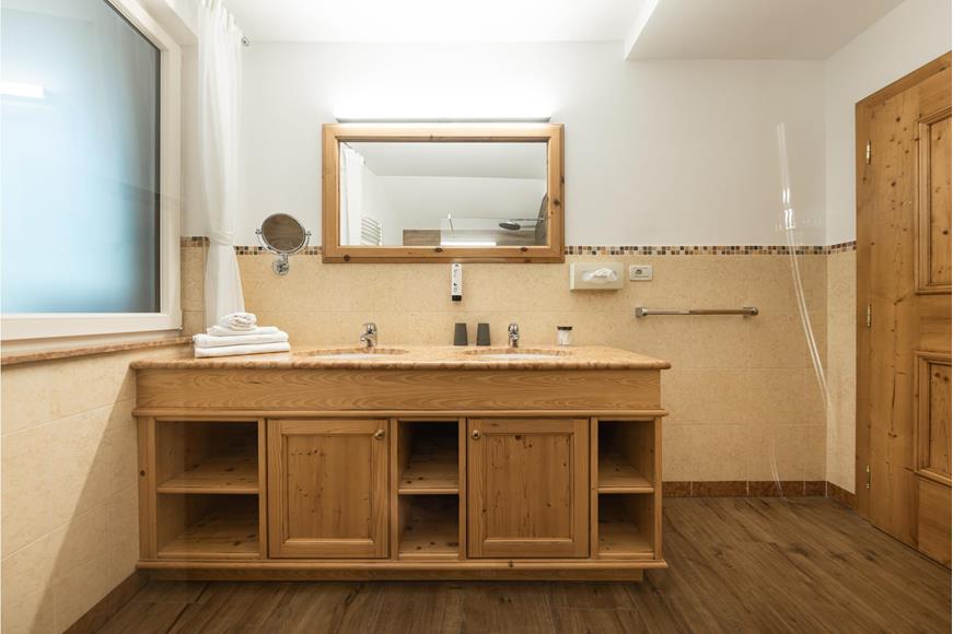Bathroom with double washbasin and shower - Suite South+