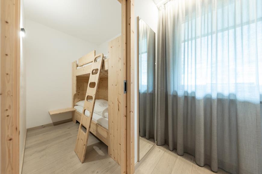 Bedroom with a bunk bed - Family Room North Design