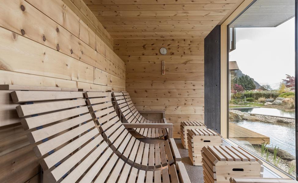 A sauna with a view on the garden