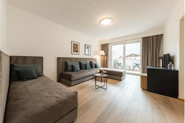 Living room with balcony - Suite+ Design