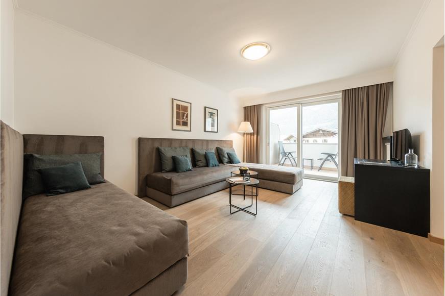 Living room with balcony - Suite+ Design