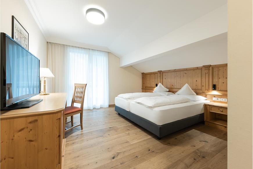 Bedroom with a double bed and TV - Suite South+