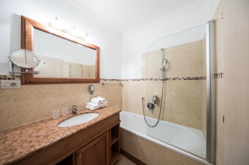 Bathroom with bathtub - Double room South+ Zirm