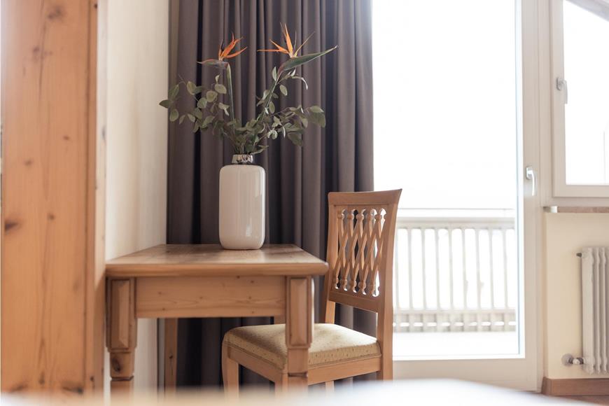 Table and chair in the Double room south tradition