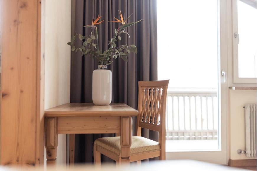 Table and chair in the Double room south tradition