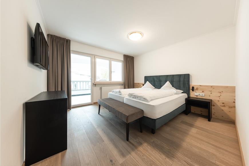 Bedroom with balcony - Suite+ Design