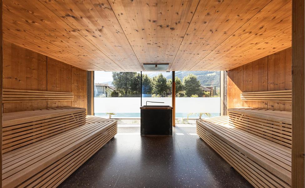 Finnische Sauna mit Blick in den Garten