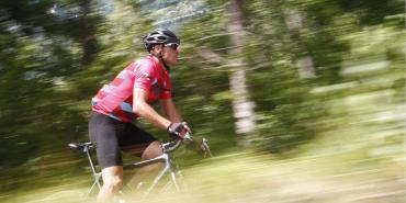 Ein Mountainbiker